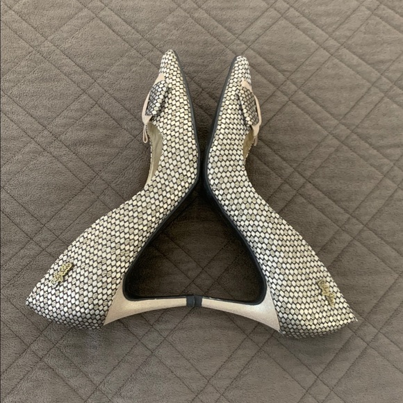 ModCloth Gold Bow Heels Size 40 - Picture 11 of 17